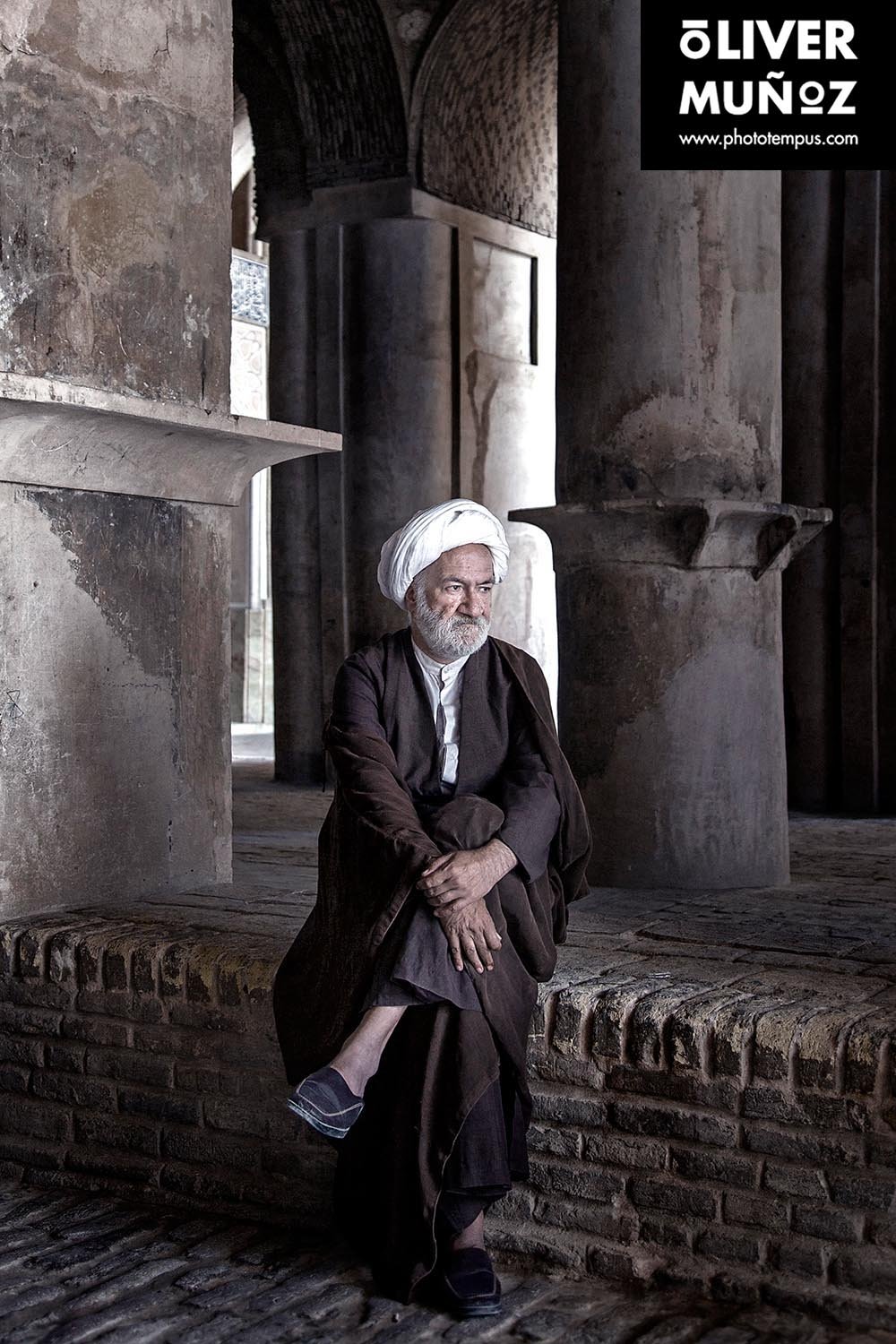 travel trip adventure pictures photographer fotografo fotografia viajes periodismo periodista aventura viaje oliver munoz phototempus retrato portrait muñoztehran isfahan yazd farsi khaju iran persa iman jomeini shahrekord bakhtiari Naqsh-e Jahan hakim ka