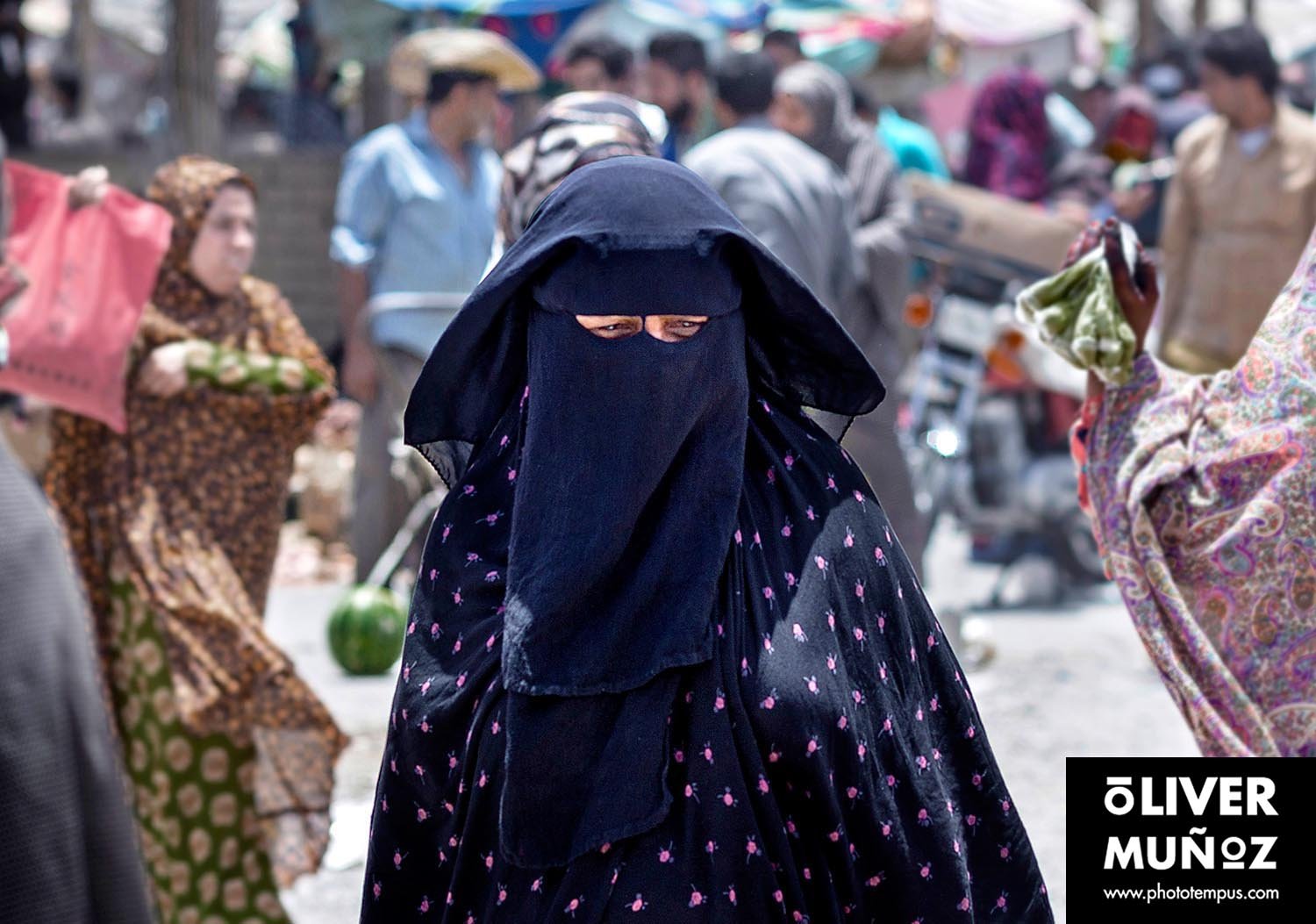 travel trip adventure pictures photographer fotografo fotografia viajes periodismo periodista aventura viaje oliver munoz phototempus retrato portrait muñoztehran isfahan yazd farsi khaju iran persa iman jomeini shahrekord bakhtiari Naqsh-e Jahan hakim ka