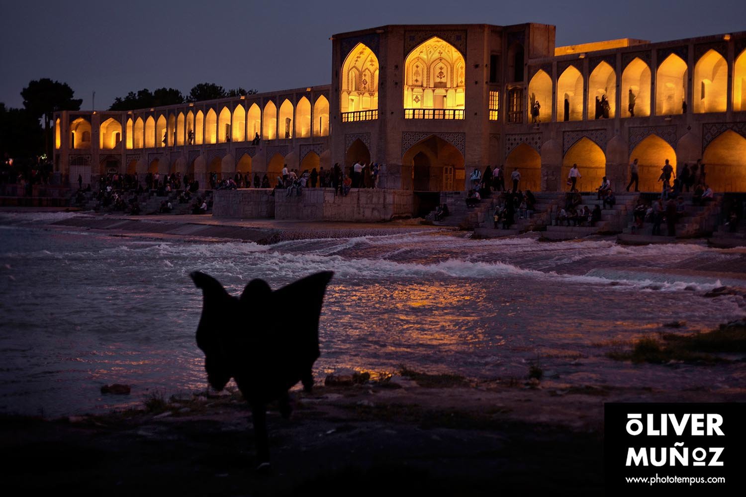 travel trip adventure pictures photographer fotografo fotografia viajes periodismo periodista aventura viaje oliver munoz phototempus retrato portrait muñoztehran isfahan yazd farsi khaju iran persa iman jomeini shahrekord bakhtiari Naqsh-e Jahan hakim ka