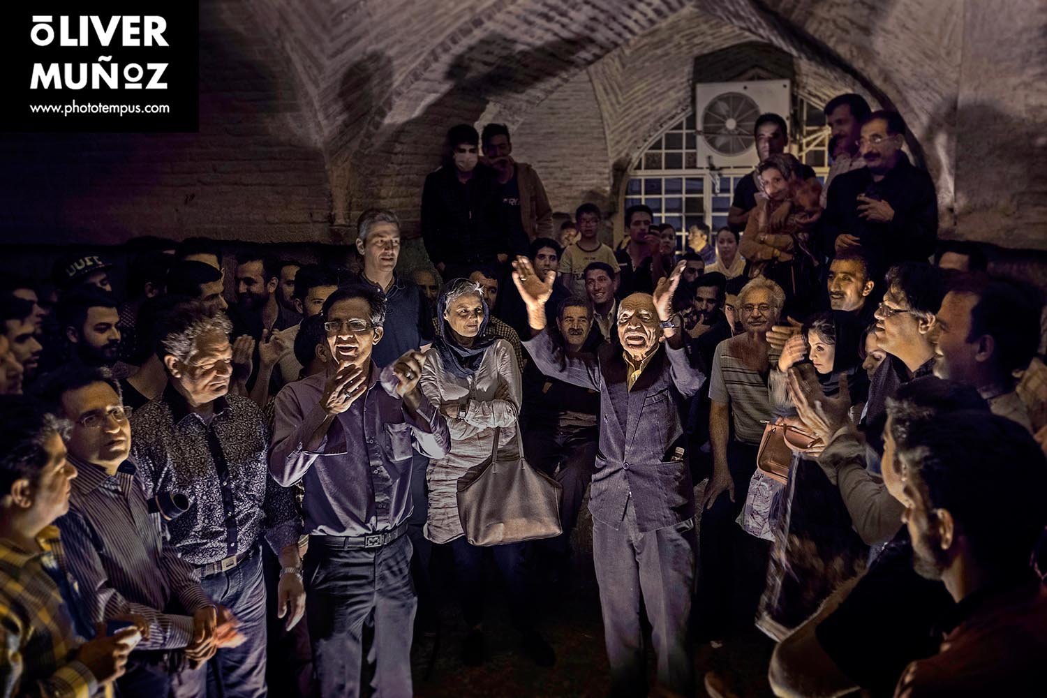 travel trip adventure pictures photographer fotografo fotografia viajes periodismo periodista aventura viaje oliver munoz phototempus retrato portrait muñoztehran isfahan yazd farsi khaju iran persa iman jomeini shahrekord bakhtiari Naqsh-e Jahan hakim ka