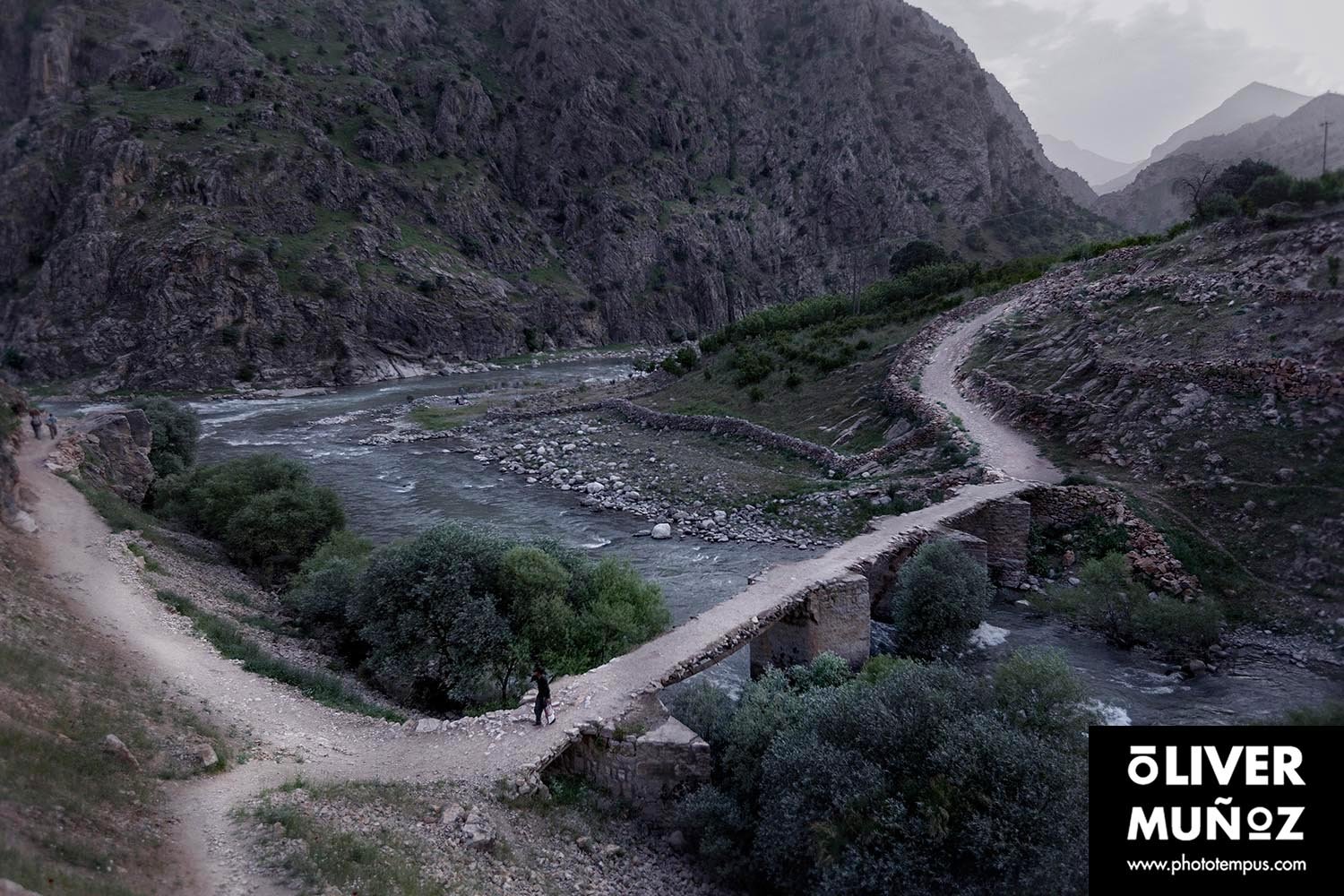 travel trip adventure pictures photographer fotografo fotografia viajes periodismo periodista aventura viaje oliver munoz phototempus retrato portrait muñoztehran isfahan yazd farsi khaju iran persa iman jomeini shahrekord bakhtiari Naqsh-e Jahan hakim ka