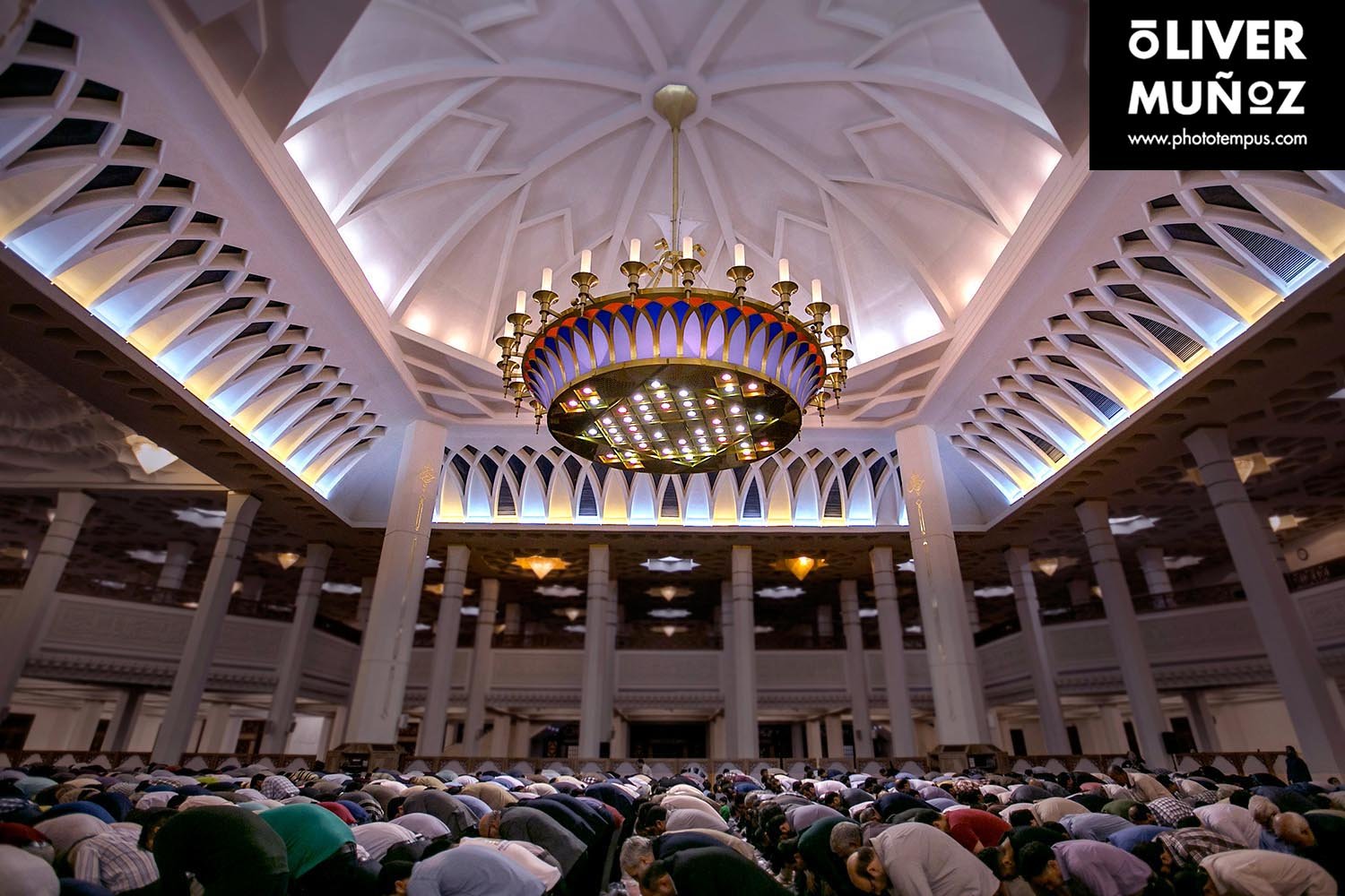 travel trip adventure pictures photographer fotografo fotografia viajes periodismo periodista aventura viaje oliver munoz phototempus retrato portrait muñoztehran isfahan yazd farsi khaju iran persa iman jomeini shahrekord bakhtiari Naqsh-e Jahan hakim ka