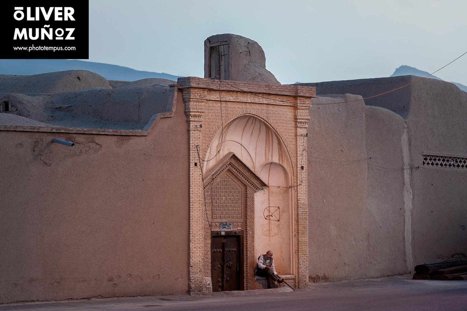travel trip adventure pictures photographer fotografo fotografia viajes periodismo periodista aventura viaje oliver munoz phototempus retrato portrait muñoztehran isfahan yazd farsi khaju iran persa iman jomeini shahrekord bakhtiari Naqsh-e Jahan hakim ka