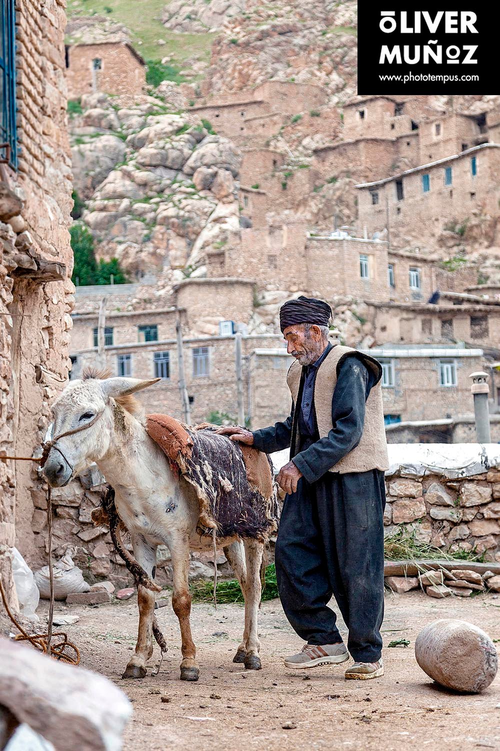 travel trip adventure pictures photographer fotografo fotografia viajes periodismo periodista aventura viaje oliver munoz phototempus retrato portrait muñoztehran isfahan yazd farsi khaju iran persa iman jomeini shahrekord bakhtiari Naqsh-e Jahan hakim ka