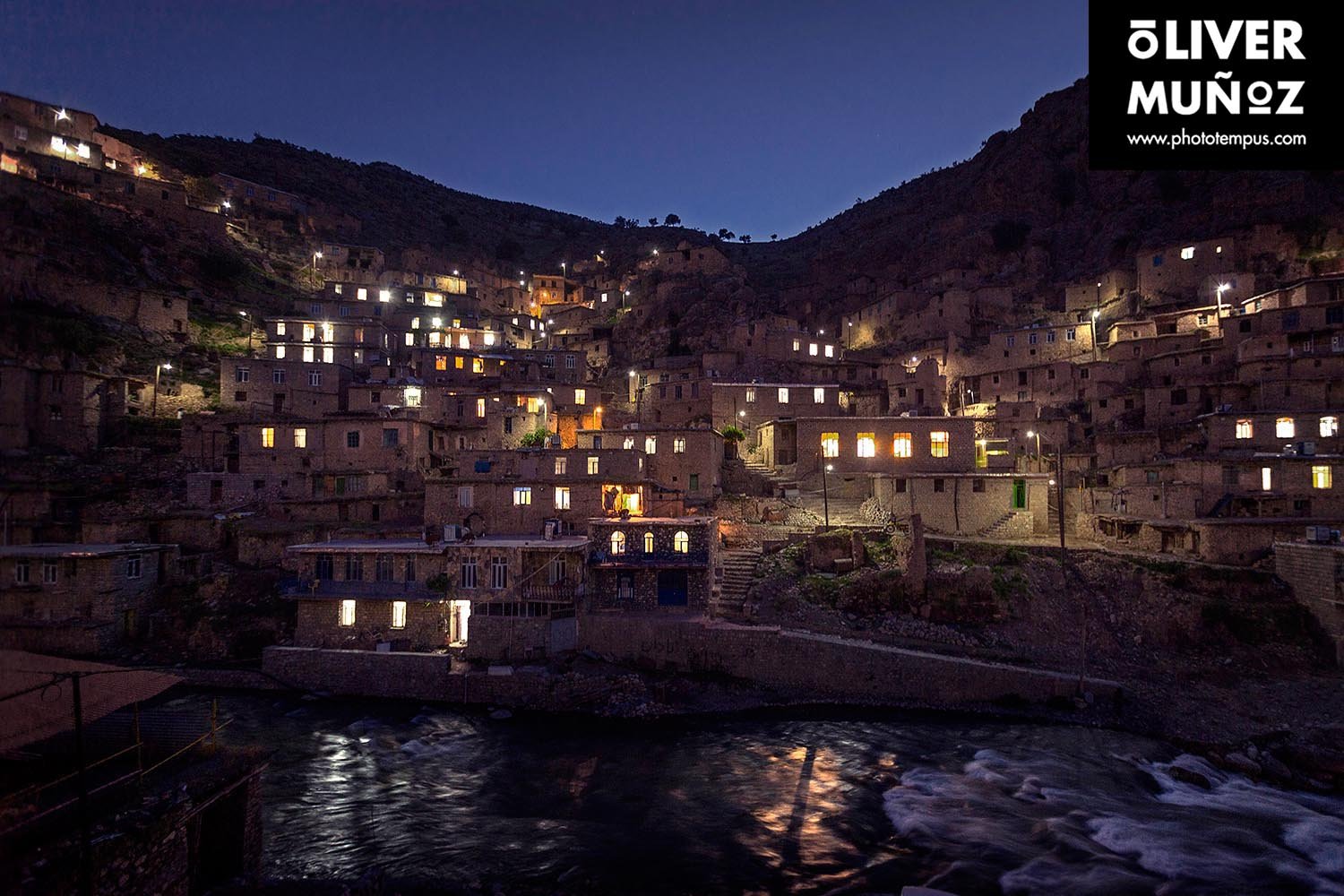 travel trip adventure pictures photographer fotografo fotografia viajes periodismo periodista aventura viaje oliver munoz phototempus retrato portrait muñoztehran isfahan yazd farsi khaju iran persa iman jomeini shahrekord bakhtiari Naqsh-e Jahan hakim ka