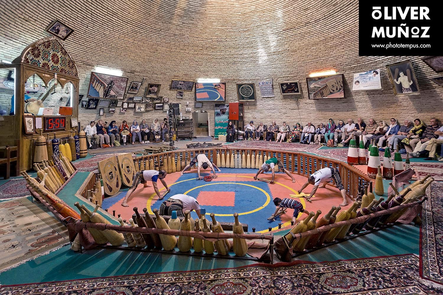 travel trip adventure pictures photographer fotografo fotografia viajes periodismo periodista aventura viaje oliver munoz phototempus retrato portrait muñoztehran isfahan yazd farsi khaju iran persa iman jomeini shahrekord bakhtiari Naqsh-e Jahan hakim ka